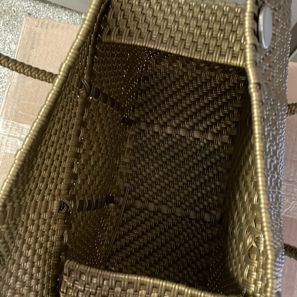 Basket weave style tote made of plastic materials - Picture 3 of 4
